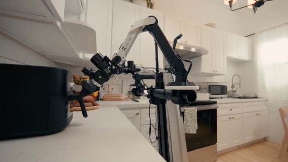 Robot koristi Air Fryer