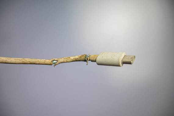 Istopljen kabl za punjenje telefona