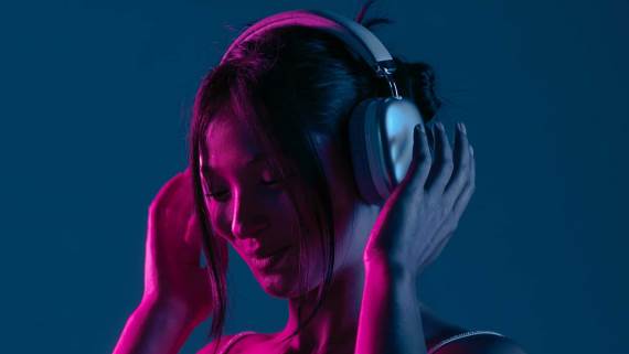 Devojka nosi bežične slušalice