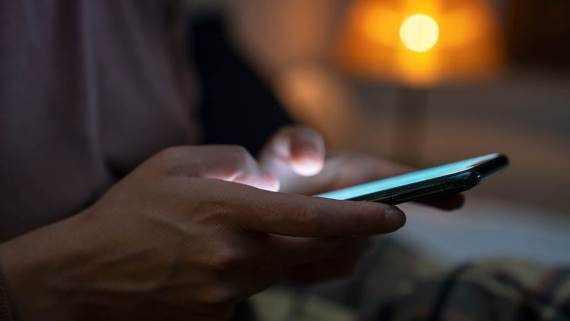 Korišćenje telefon u mraku