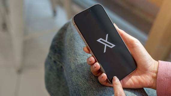 Mobilni telefon na kojem je prikazan logo mreže X
