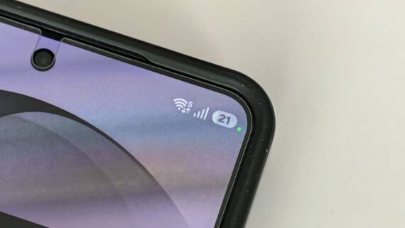 Tačka u uglu ekrana Android telefona