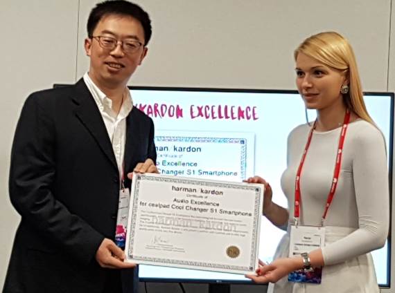 Marija Ranđelović, Integrated marketing communications menadžer za područje Evrope, uz Harman Kardon sertifikat o audio ekskluzivnosti.