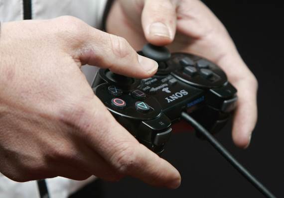 U nedostatku fudbala na TV, video igre PES, FIFA, ISS, Football Manager, Top Eleven