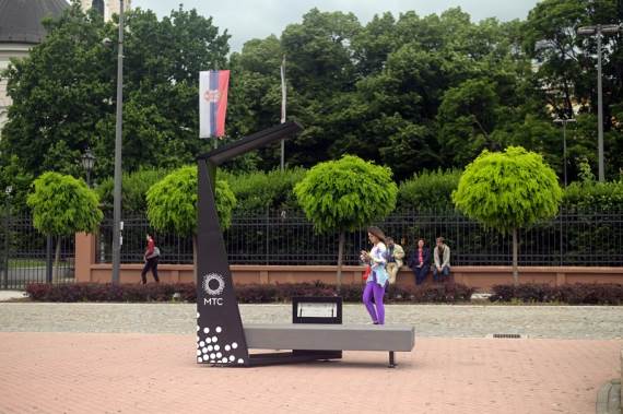 Telekom Srbija poklonio Novosađanima pametnu klupu