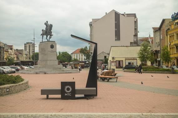 Telekom Srbija poklonio Novosađanima pametnu klupu