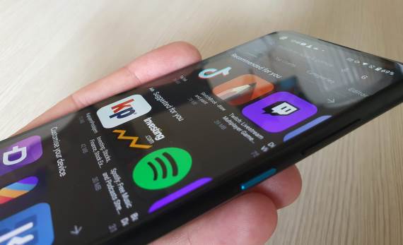 ZenFone 8 ekran i Power taster