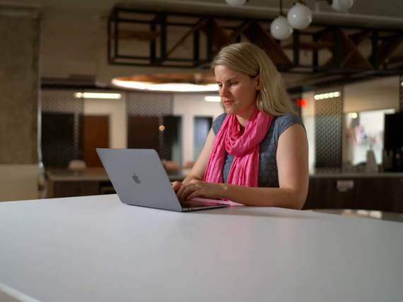 Frances Haugen za računarom