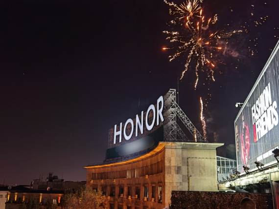 HONOR vatromet znak na zgradi (1).jpg