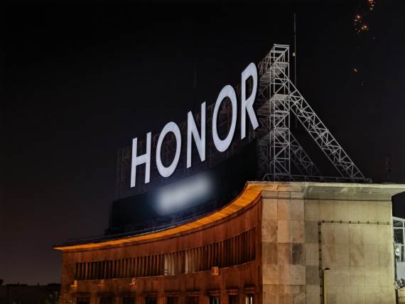 HONOR vatromet znak na zgradi (2).jpg