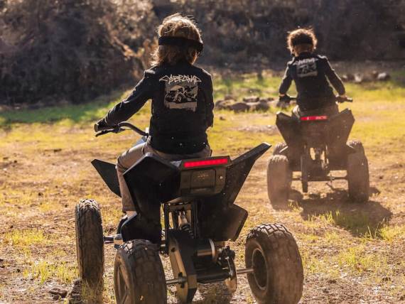 Dva deteta na Tesla Cyberquad kvadovima