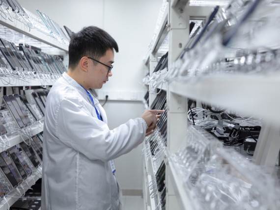 Inženjer vrši test pouzdanosti.jpg