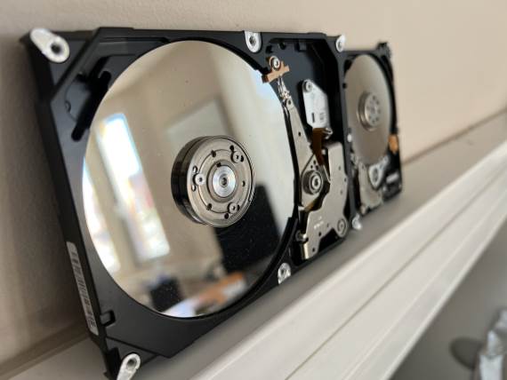 Otvoreni hard diskovi na polici