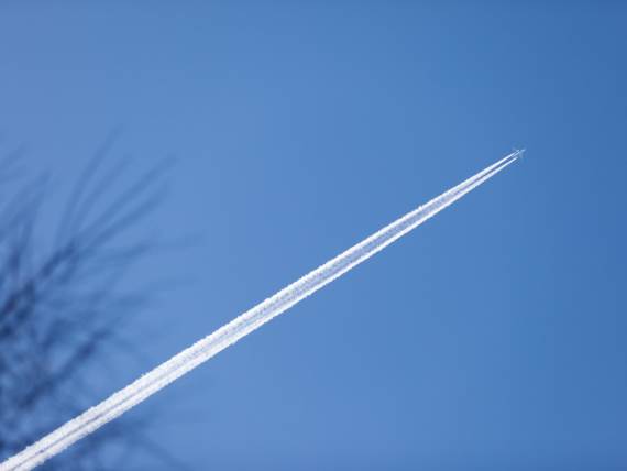 Tragovi aviona na nebu