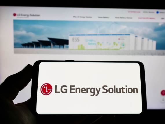 LG Energy Solution na telefonu ispred slike fabrike