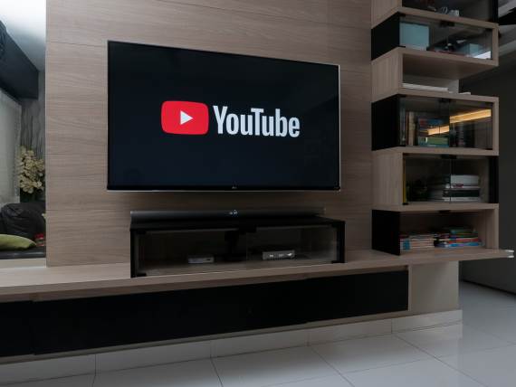 TV montiran na zid sa YouTube logotipom