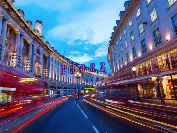 Ulica sa tragovima svetala automobila sa obe strane