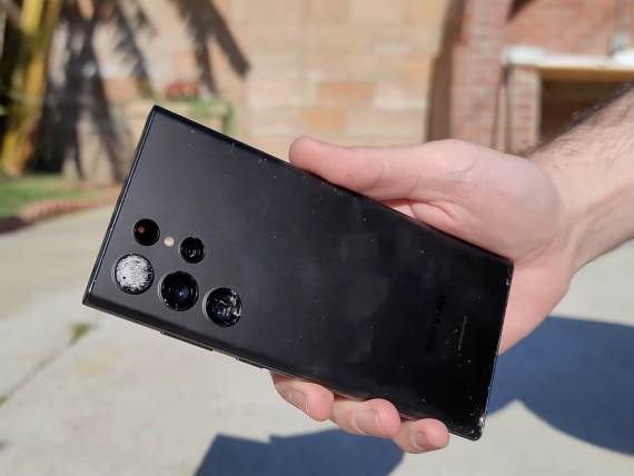 Samsung Galaxy S22 Ultra nakon prvog pada, sa polomljenim sočivom kamere