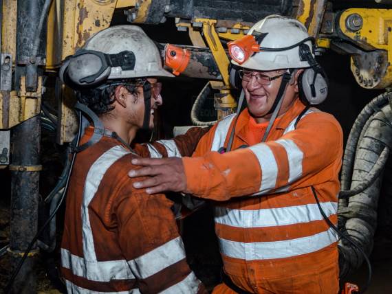 Dva rudara se raduju