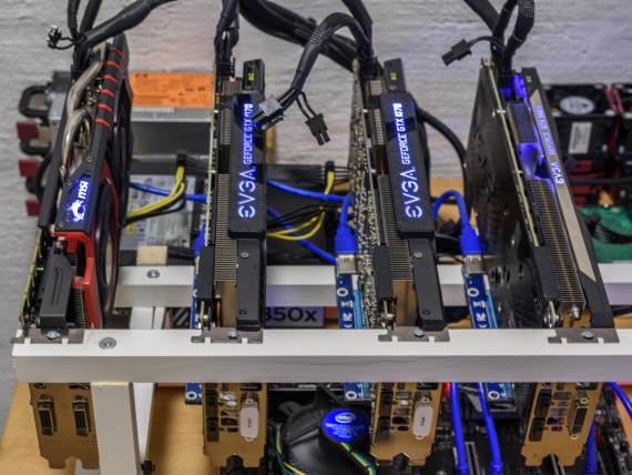 Rig za kopanje kriptovaluta sa četiri grafičke karte