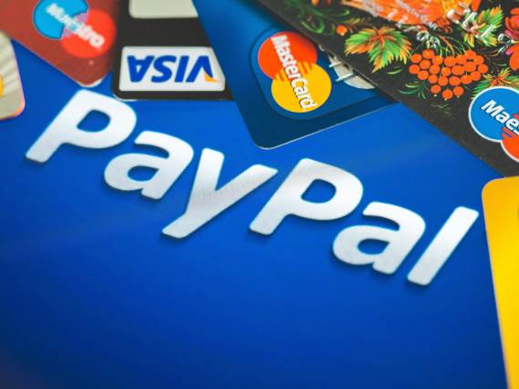 PayPal logo i nekoliko kreditnih kartica iznad