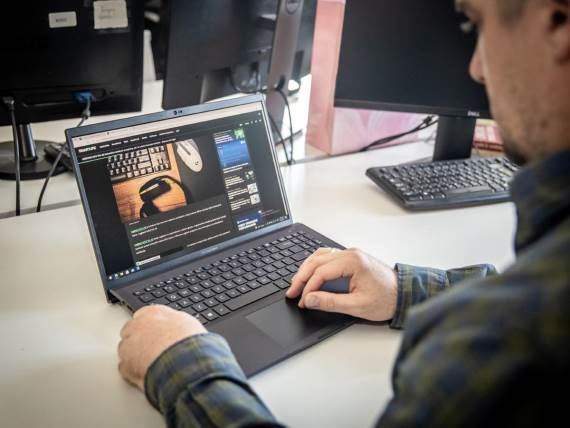 ASUS ExpertBook BA1500 na radnom stolu