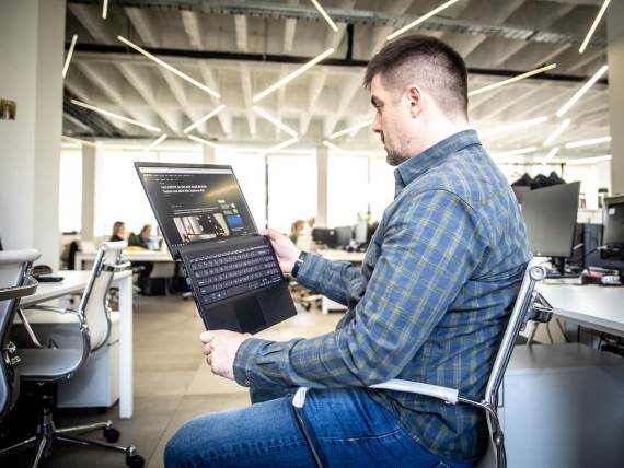 ASUS ExpertBook BA1500 otvaranje 180 stepeni