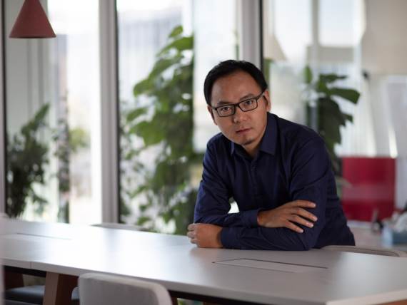 Luis Xingang iz kompanije Huawei sedi za stolom