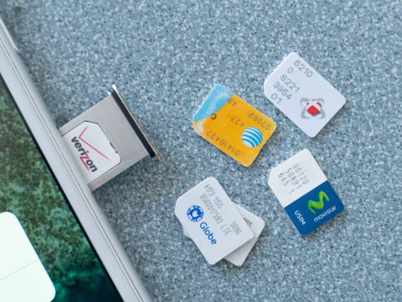 SIM kartice pored telefona