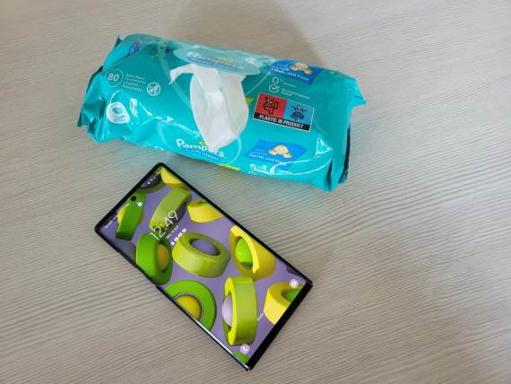 Telefon na stolu pored pakovanja vlažnih maramica