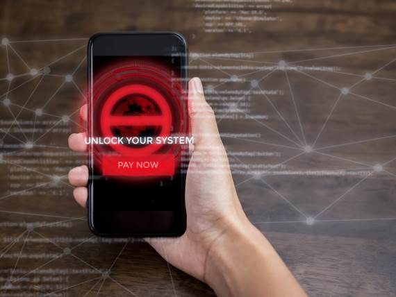 Zaraženi telefon u ruci