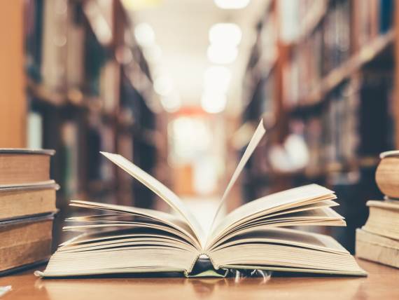 Otvorena knjiga na stolu