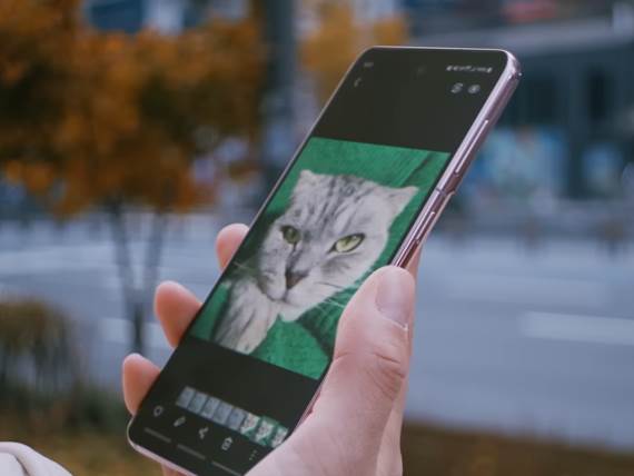 PRVA SLIKA OD 200 MEGAPIKSELA NAPRAVLJENA MOBILNOM KAMEROM:
Da li je 28 x 22 metra dovoljno veliko za vas?!