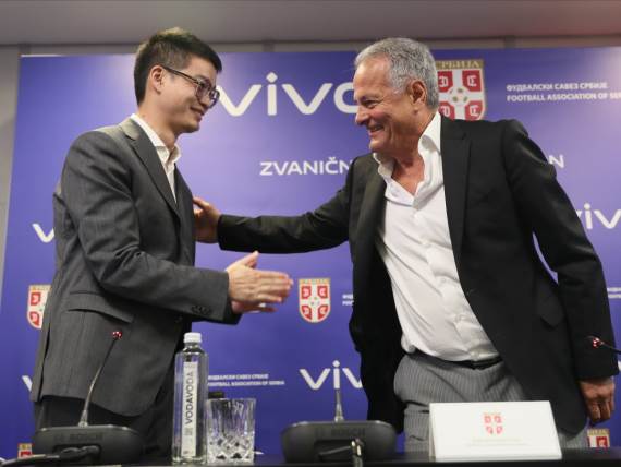 vivo izlazi na teren sa Fudbalskim savezom Srbije (2).JPG