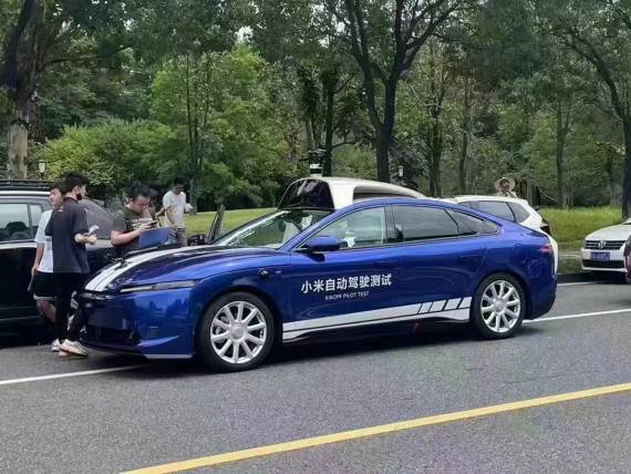 Xiaomi automobil na ulici prvi pogled