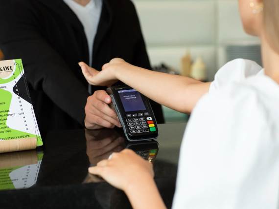 Plaćanje implantima