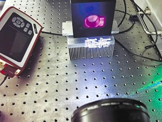 Laserska olovka piše po vazduhu 2.jpg