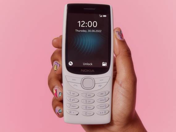 Nokia 8210 4G Sand_Front.jpg