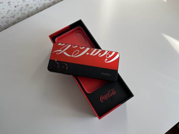 realme 10 Pro Coca Cola Edition otpakivanje telefona