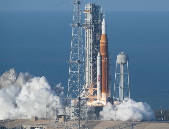 Artemis II raketa na platformi