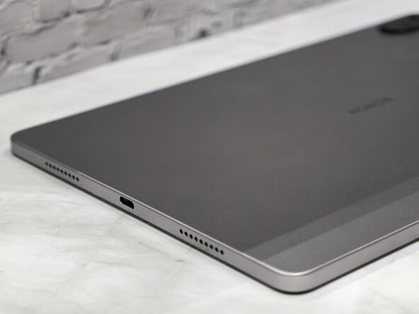 Honor Pad X8b USB-C port