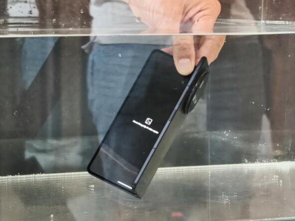 Honor Magic V6 u vodi