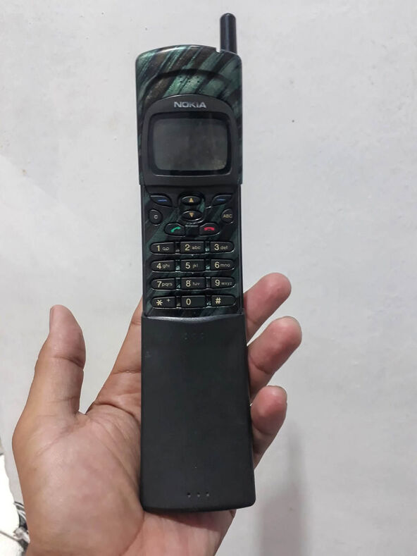 Nokia 8110, poznata i kao "Matrix" telefon