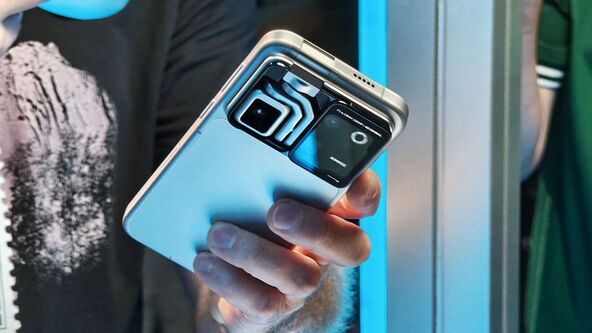 HONOR Robot Phone i sklopljeni gimbal