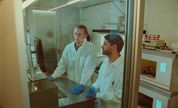 Naučnici u Anthropic molekularnoj laboratoriji