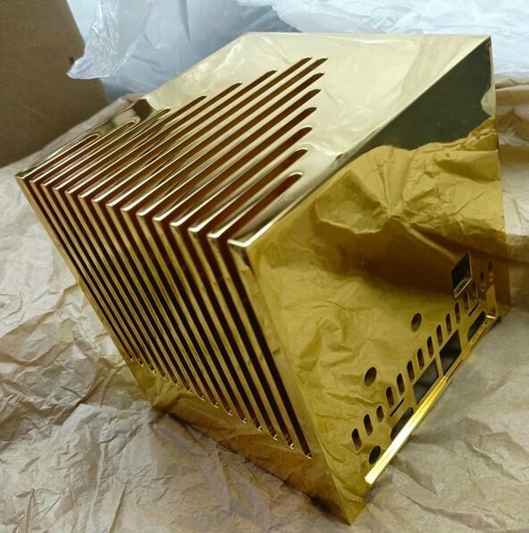Kubb Fanless zlatni mini računar