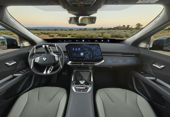 P90655830_highRes_bmw-ix4-50-xdrive-in.jpg