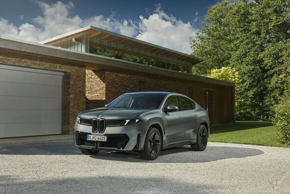 P90655784_highRes_bmw-ix4-50-xdrive-st.jpg