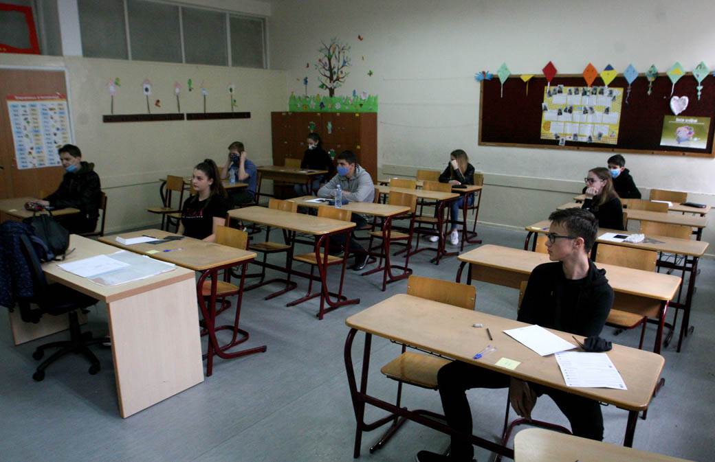 telefoni zabrana škole roditelji deca komunikacija nezadovoljstvo