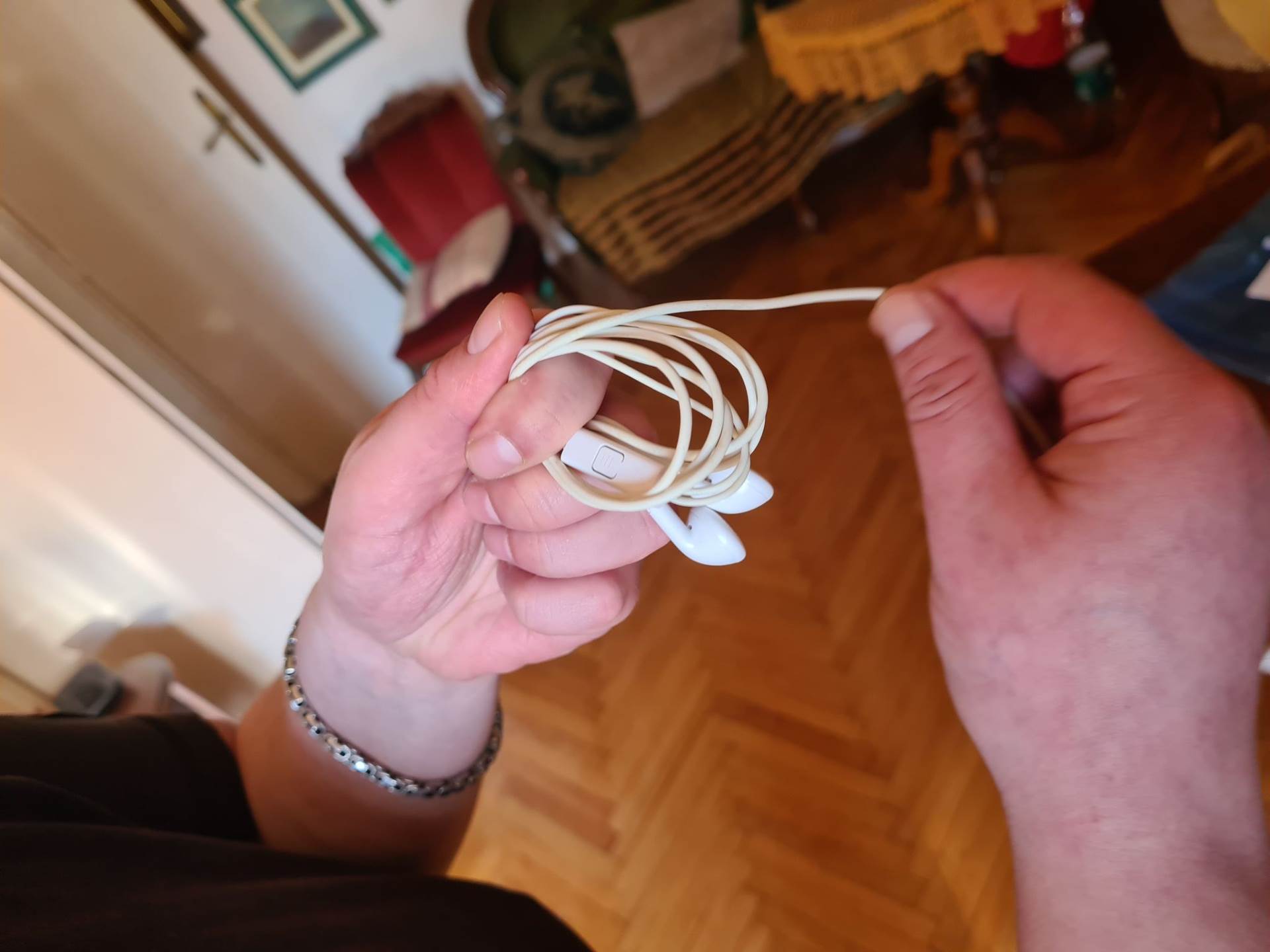 zapetljane slušalice zamršene mobilni telefoni kako spakovati slušalice da se ne zamrse kablovi